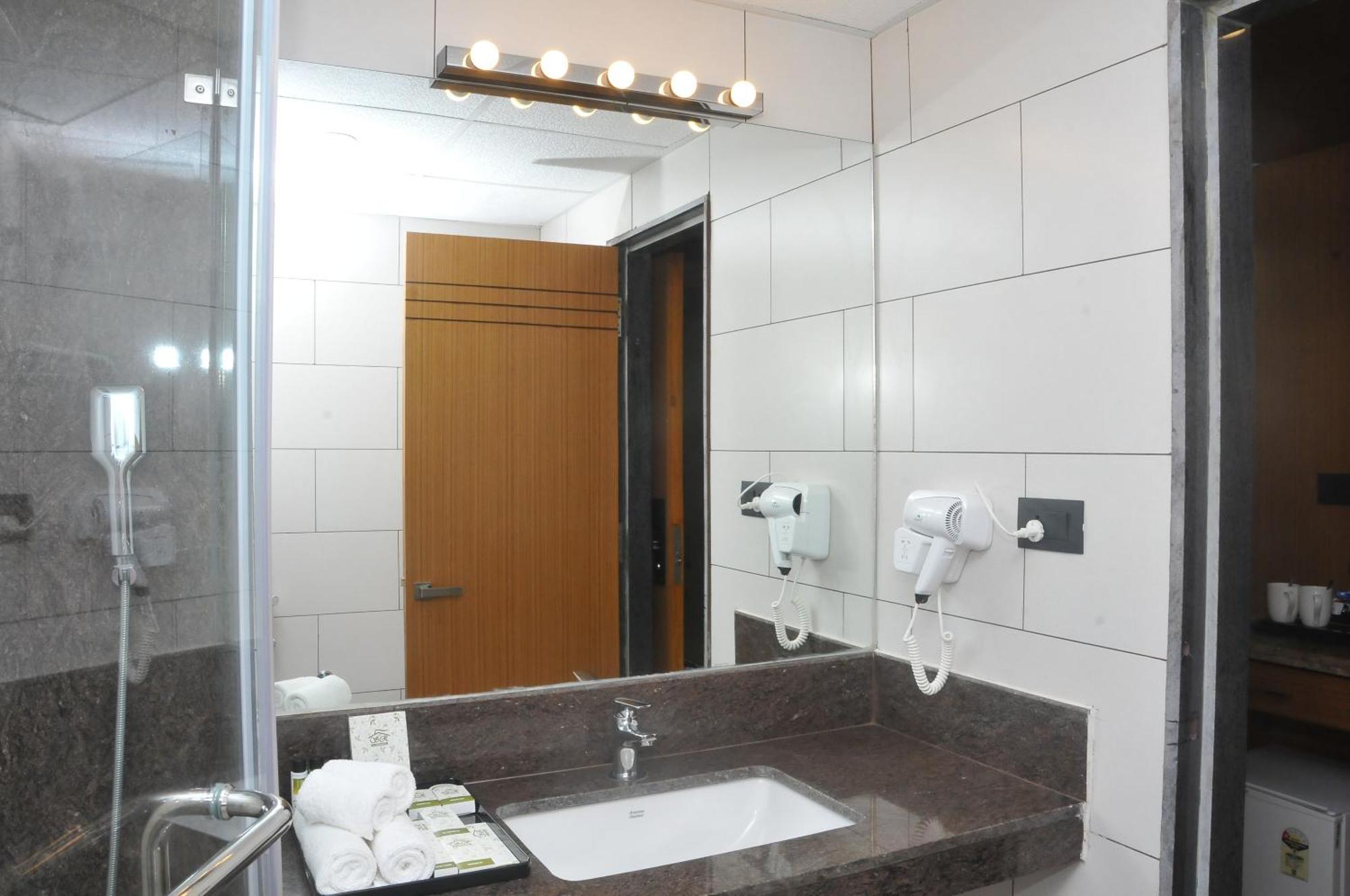 Hotel S R Continental Kalaburagi Esterno foto